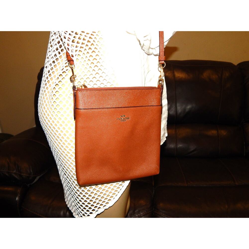 Coach Kitt Messenger Crossbody Crossgrain Leather Pochette Messenger bag